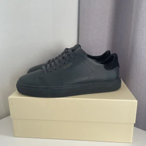 Axel Arigato 39 - Hej, söker byten mot mina Axel Arigato skor. De är i bra skick, endast haft de i en månad, köpta på Axel Arigatos hemsida för 2450kr. Om du är villig att byta mot något så är det bara att höra av dig ( är endast öppen för byten)