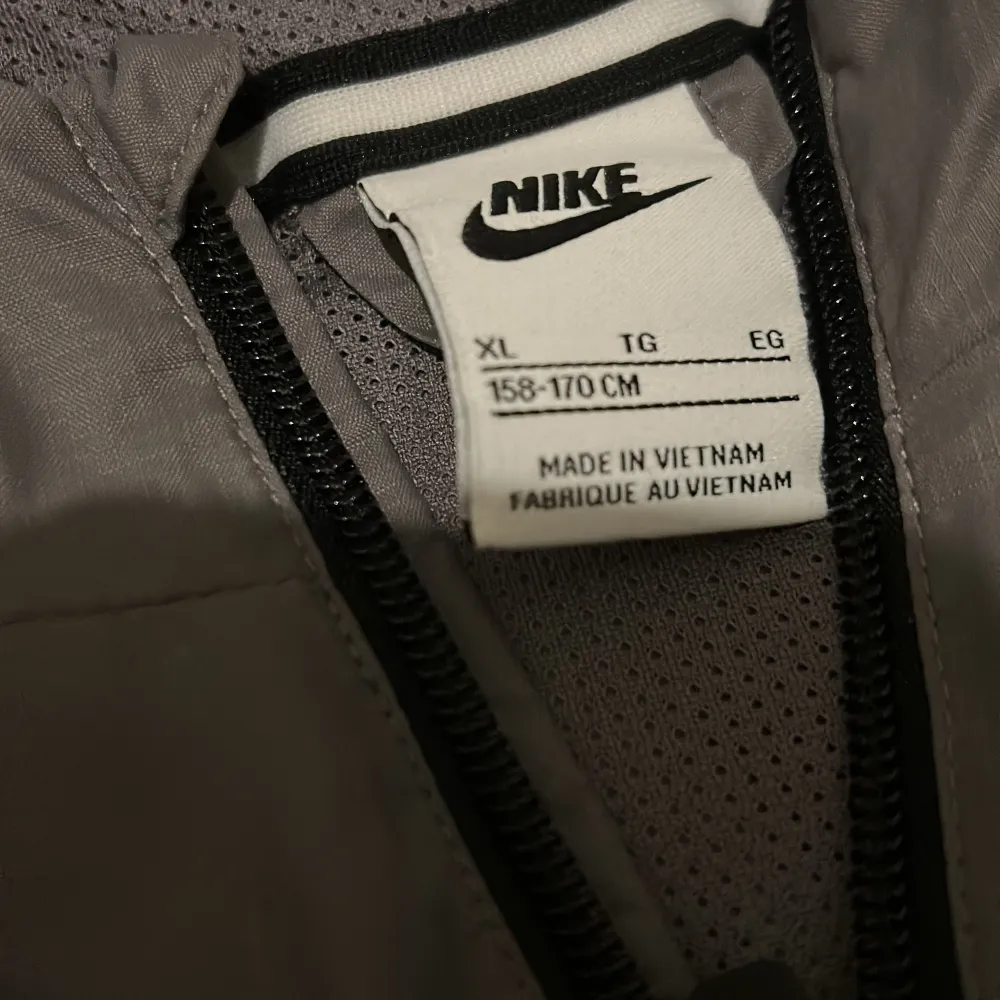 Säljer min Nike jacka, den är använd men är riktigt bra jacka växte ur den men de ända är att den är lite knoppig i armarna och där nere vid midjan men annars är den bra skick. . Jackor.