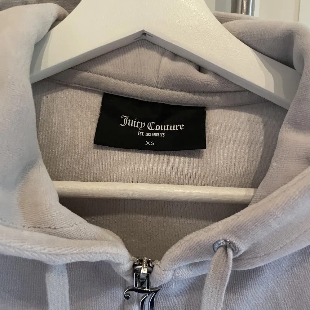 Grå juicy couture tröja i Classic velour. (Inte den vanliga grå) Juicy couture hemsidan har precis tagit bort denna färgen då den var slutsåld. Jag vill bli av med tröjan, därav priset som även kan diskuteras. 499kr+frakt. Nypris: 1300kr. Tröjor & Koftor.