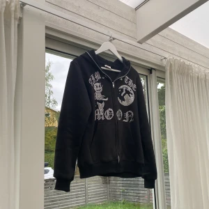 Aim For The Moon rhinestone zip - Säljer nu min aimforthemoon zip då jag vuxit ur den. Skick 9/10 inga hål eller annat slitage, sparsamt använd. Köpt för 700kr.  Storlek XS passar även S.