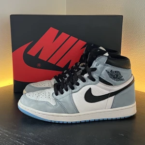 Air Jordan 1 Retro High OG University Blue - Air Jordan 1 Retro High OG University Blue🥶. Tidslös sneaker i en eftertraktad färg🏆. Storlek 42.5✅. Originalbox och extra skosnören medföljer💸. Äkta⚡️. Skicka meddelande för frågor / fler bilder🤝. 