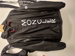 Moncler rain jacka  - Hej? Bilderna är kanska slarvig tagen. Skick är bättre var det ser ut på foton. Använder dem mesta av de är knappast används önska du mer bilder ,,det bara pm