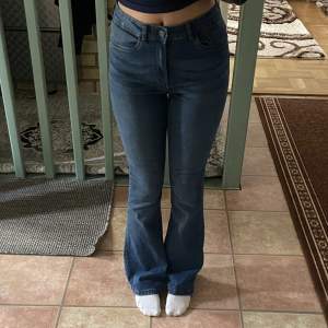 Jättefina utsvängda jeans som köptes på Vero Moda i år men användes fåtal gånger. Har vanligtvis 36 i jeans och midjemåttet är 27, är också 167cm
