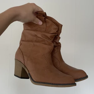 låga cowboyboots - säljer dessa cowboyboots med låg klack pga för små för mig! passar en vanlig 39 men jag har väldigt breda fötter, därav för små. klackhöjd 6cm💓färgen är mer lik första bilderna i verkligheten!