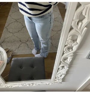 Zara Jeans - Säljer dessa jeans från Zara då dom va lite för korta för mig, jag är 160 typ. Annars sitter dom bra. Det är storlek 36. Endast använda 1 gång 🩷 (bilderna är lånade)