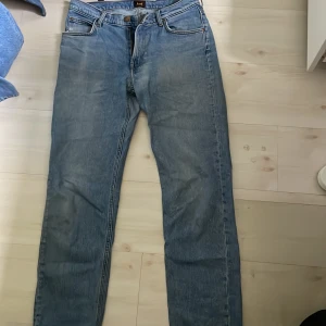 Lee jeans - Lee Jeans ljus blåa West straight leg säljer då jag dem ej passar mig längre Storlek: W32 L34 Skick: använda ett par gånger men inte några märkbara slitage 