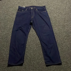 Mörkblåa jeans - Relaxed fit. Storlek W38 & L32. Använda ett par gånger. Nypris ca 500kr.