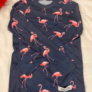 Säljer denna roliga och bekväma understället med flamingos på🫶