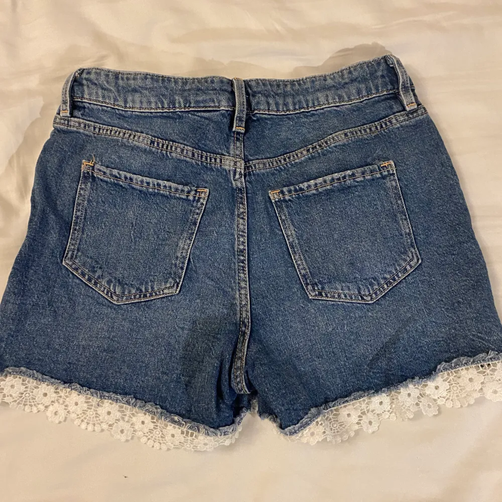 Säljer dessa jättefina jeans shorts i storlek 11-12y. När du väldigt fin mönster runt benet🤍🫶. Shorts.