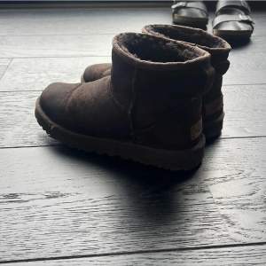 Säljer min jättefina uggs, dem är rätt så använda men fortfarande väldigt fina.  Säljer pågrund av att jag har köpt nya och då kommer dem inte användas, skriv till mig om ni har fler frågor❤️