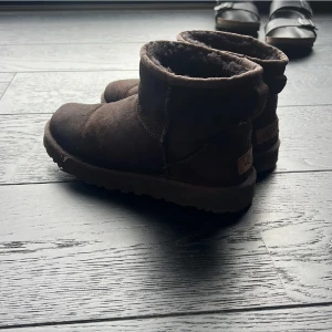 Mörk bruna uggs - Säljer min jättefina uggs, dem är rätt så använda men fortfarande väldigt fina.  Säljer pågrund av att jag har köpt nya och då kommer dem inte användas, skriv till mig om ni har fler frågor❤️