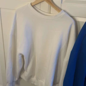 Sweatshirt - Vit oversized/chunky sweatshirt från ginatricot, knappt använd så i fint skick. Säljer då den inte används. 