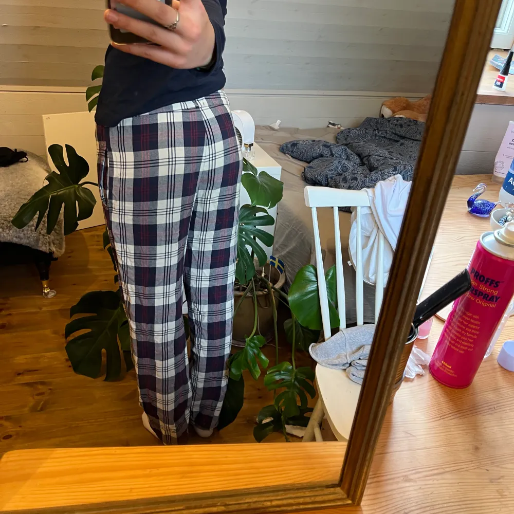 Säljer nu mina pyjamas byxor då de är för små i midjan för mig och används aldrig! Vet ej nypriset eller storlek men skulle gissa på S. De är i bra skick och används ganska många gånger! Kontakta mig vid intresse eller mer frågor!!. Jeans & Byxor.