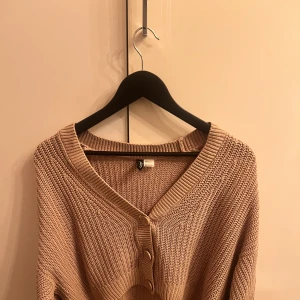 Stickad Crop top/ kofta - Stickad crop top går högst troligen att även använda den som en kofta. Köpt från H&M för något år sedan