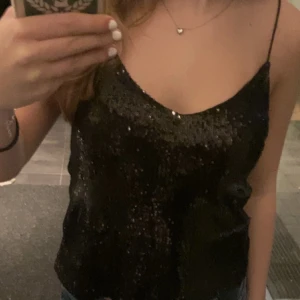 Glitter topp  - Säljer dehära skit snygga glitter toppen som är perfekt till nyår eller fest tex. Köpt utomlands för ett tag sen så vet ej om den går att få tag på, Använd en gång! 🤗