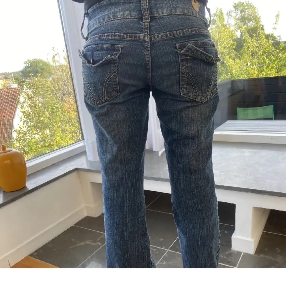 Supersnygga lågmidjade bootcut jeans med fickor köpa från (CNMsellout) men passade tyvärr inte🩷. Storlek 34, midjemåttet 37 och innerbenslängden 82🥰. Jeans & Byxor.