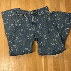 Blåa smileyjeans i bra skick - Ett par blåa jeans med smileys på, i väldigt bra skick! Köparen står för frakt ❤️