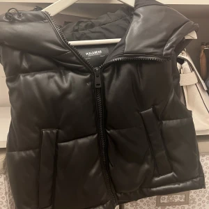 Väst  - Säljer min väst från pull & bear. Köpte den förra hösten, använt ett fåtal gånger!  Passar XS-S