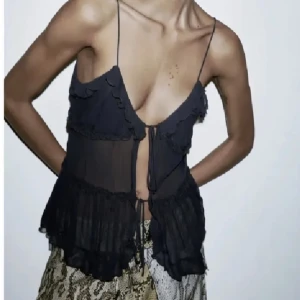 Zara topp - Säljer denna jätte fina topp från zara, aldrig använd!🤗köpt för 399. (Pris går och diskutera)