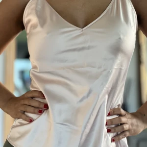 Ljusrosa satin topp - Satin topp aldrig använd, storlek XS. 