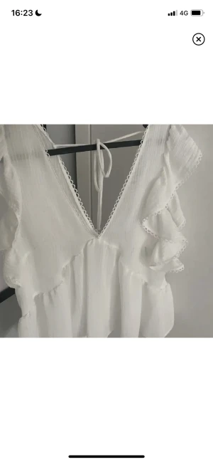 Zara topp - Jättesöt Zara topp som inte finns i Sverige. Helt i nyskick! Passar S/M köpte för 360kr💞
