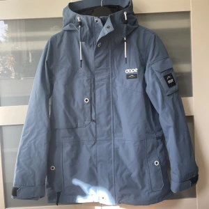 Skidjacka  - Skidjacka från Dope!  Endast använd fåtal gånger -> så gott som ny!!😍Grym alpinjacka!  Nypris: 2099kr (Kan förhandla mitt pris)  Länk till beskrivning på Dopes hemsida av jackan: https://www.dopesnow.com/se/adept-w-snowboardjacka-kvinna-blue-steel    