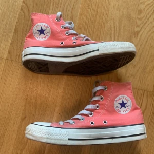 Rosa Converse  - Säljer mina rosa höga Converse då de inte passar längre. Har använt mycket, lite smutsiga, kolla 2:a bilden. Köpt från Sellpy men de är självklart äkta. Är du intresserad, vill ha fler bilder eller har frågor tveka inte på att kontakta mig!💕