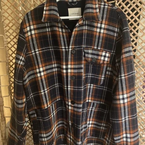 Overshirt A Days March - Säljer en Overshirt från A Days March i storlek Large. Materialet är tjockt så skulle även fungera som en tunnare jacka. Passformen är regular fit. Skick: 8,5/10