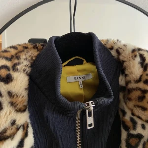 GANNI kappa - Höstkappa.   Ganni jacka med en ”bomber jacka” och leopard pälskappa i ett. Gult foder, super snygg och kaxig!   Nypris 3500:-