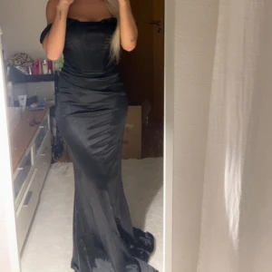 Klänning  - Helt ny inte använd!   Pris kan diskuteras vid snabb affär 