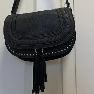 Väska - Intressekoll på denna söta väskan. Skitsnygga detaljer med remsor och metaller. Båda facken går att stänga bara låte svårare på sista. Mini ficka på insidan. Pris kan diskuteras. RYMMER SÅ MKT!!!