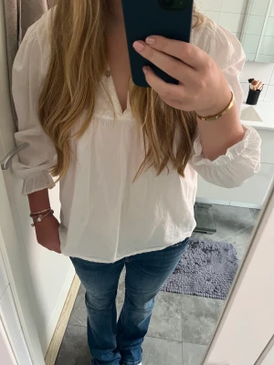 Blus - Jätte snygg vit blus som passar till allt. Den har tappat en knapp men det absolut inget som syns eller anmärker på.