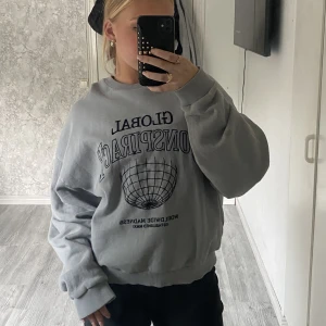 Oversize Sweatshirt - Jätte mysig grå oversized sweetshirt me tryck. 