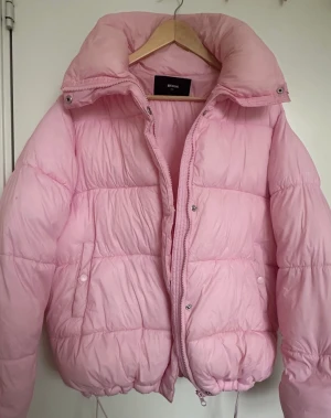 Pufferjacka  - Jättesnygg och populär jacka från bikbok som inte går att få tag på längre, storlek xs💗skriv för fler bilder 