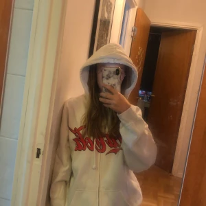 Coca cola hoodie - En coca cola tröja från h&m i väldigt fint skick har andvänt typ 5 gånger MAX. St xs, original pris typ 275kr säljer för 175 kan sänkas det är bara att kontakta. Köp gärna💋💋