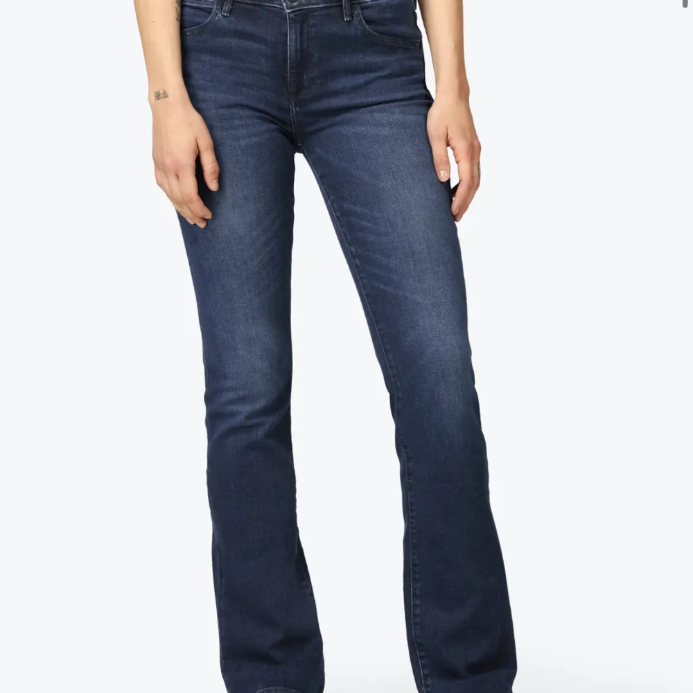 Bootcut jeans från wrangler. Andvända 1 gång. Köpte nya för 999kr💗 Tryck ej på köp nu.. Jeans & Byxor.