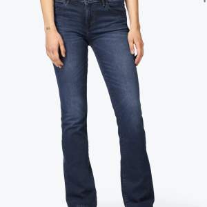 Bootcut jeans från wrangler. Andvända 1 gång. Köpte nya för 999kr💗 Tryck ej på köp nu.