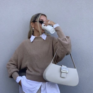 Stickad tröja - Mysig stickad tröja perfekt till hösten!! Fint skick💕🙌🏽