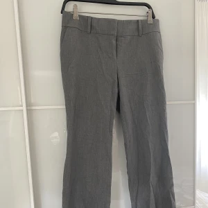 Kostymbyxor - Gråa kostymbyxor. Uppsydda och insydda i midjan! Väldigt fin passform, Lågmidjade!