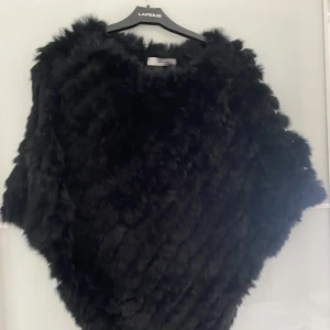 Päls poncho - Svart pälsponcho! Nyskick, äkta päls. Köpt på Salt!