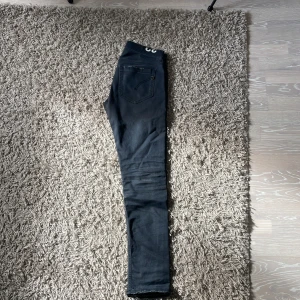 Dondup jeans  - Tjena! Säljer nu dessa sjukt snygga jeans från dondup. Byxorna är i ett gott skick utan skador och passar till allt då dem är väldigt clean och trendiga! Hör av er vid frågor!