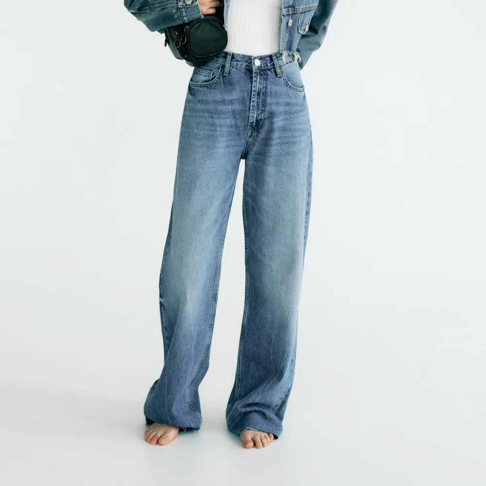 Säljer dessa jeans från zara då de tyvärr inte kommer till användning. Super fin passform och cool wide leg passform. Nästintill oanvända. . Jeans & Byxor.