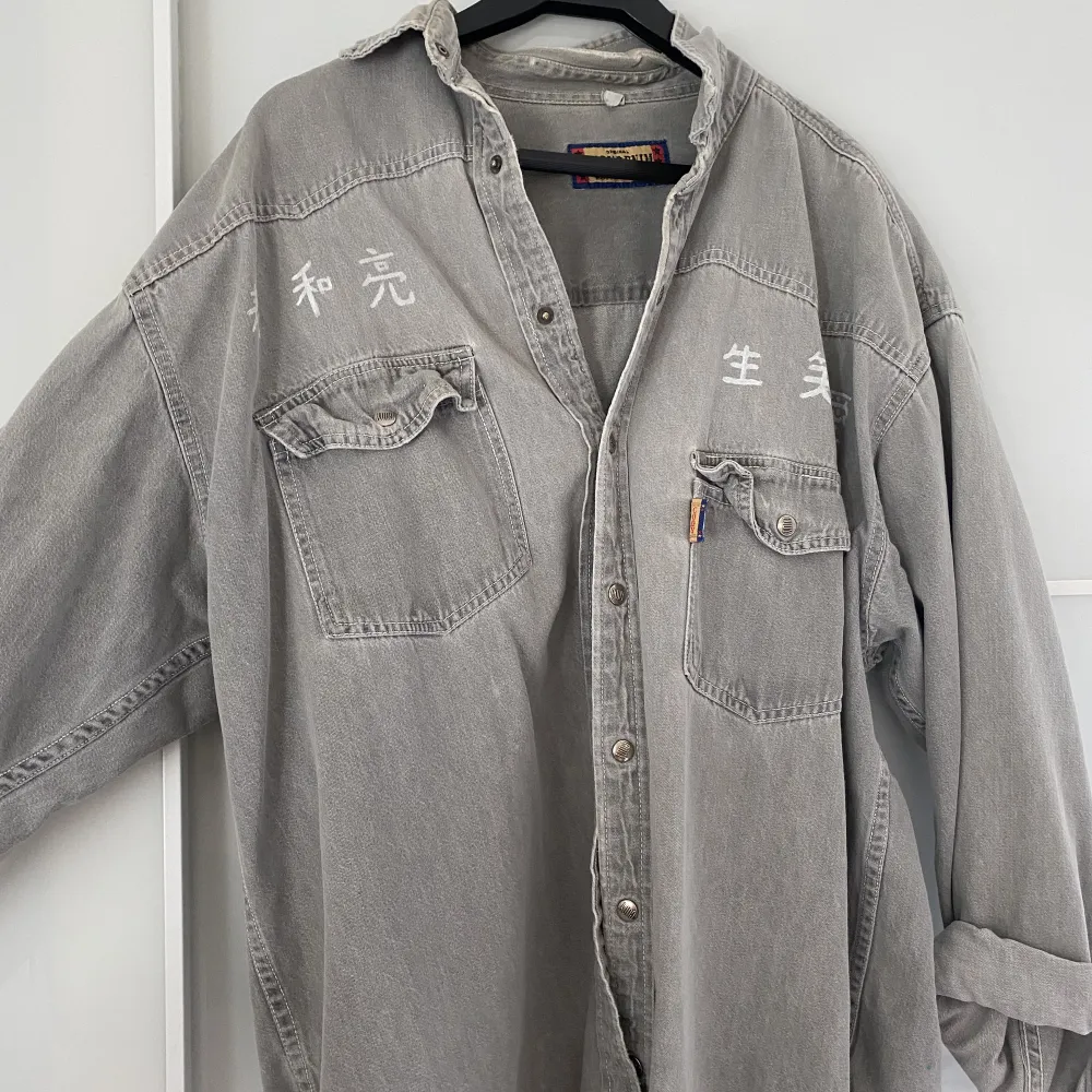 Två jeans jackor i grå och ljusgrå! (70 kr per jacka, 100 för båda). Jackor.