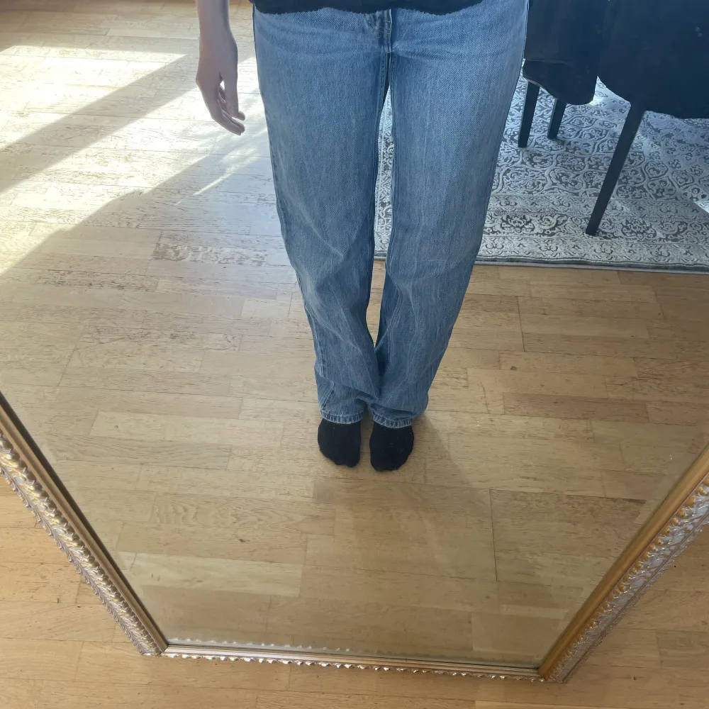 Snygga raka jeans som funkar till många outfits . Jeans & Byxor.