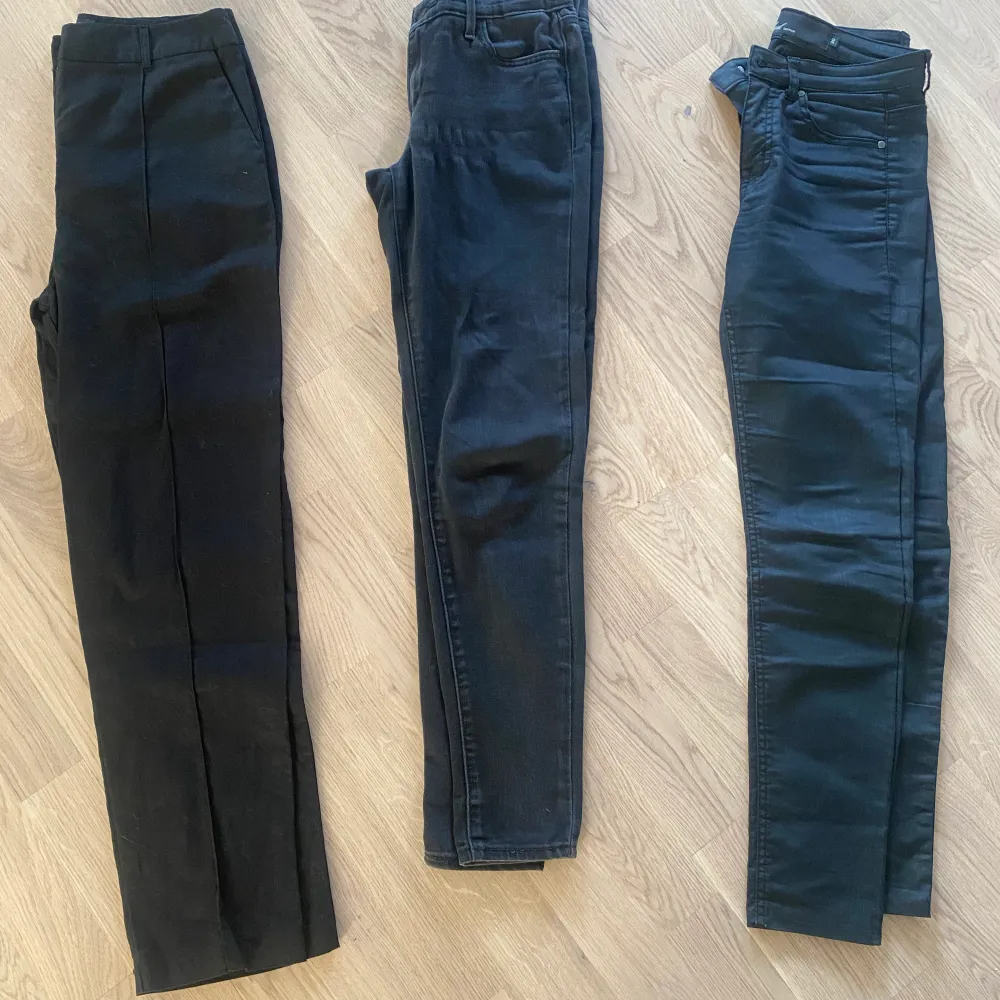 - byxor från Asos Strl 38  - svarta jeans i blekt stil från Levis strl 26  - svarta coated byxor Zoul från MQ strl 26  Rökfritt hem.   150kr för alla. Hämtas i Alingsås eller skickas mot porto. . Jeans & Byxor.