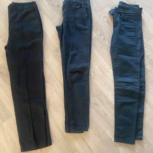 - byxor från Asos Strl 38  - svarta jeans i blekt stil från Levis strl 26  - svarta coated byxor Zoul från MQ strl 26  Rökfritt hem.   150kr för alla. Hämtas i Alingsås eller skickas mot porto. 
