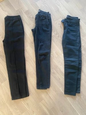 Tre par byxor dam strl 26 - - byxor från Asos Strl 38  - svarta jeans i blekt stil från Levis strl 26  - svarta coated byxor Zoul från MQ strl 26  Rökfritt hem.   150kr för alla. Hämtas i Alingsås eller skickas mot porto. 