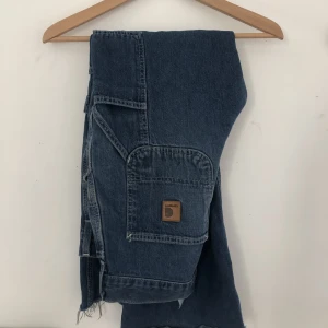 Carhartt byxor - Ett par jätte snygga carhart som sitter lågmidjat med en slapp passform! Jag är 160 cm och dem sitter bra i längden men dem är av klippta så därför några cm kortare och därför lite billigare! Skicka om intresse eller frågor!💗💗