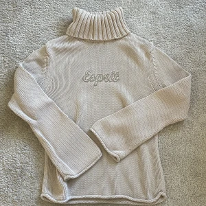 Stickad tröja  - Stickad polo från Esprit i så bra skick, inte nopprig alls. I 100% bomull. Ärmarna är lätt utsvängda 