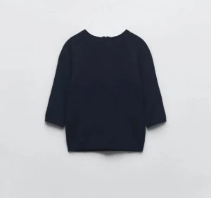 marinblå trekvartsärmad tröja  - Säljer denna marinblå stickad tröjan med trekvartsärmar. Nypris är 399 så säljer för 280kr. I storlek s och har en liten dragkedja där bak. 🩷